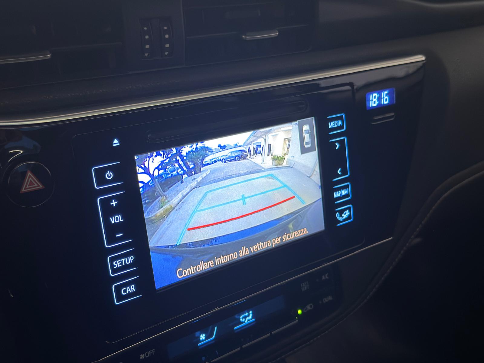 
								Toyota Auris 1.8 Hybrid Lounge full									