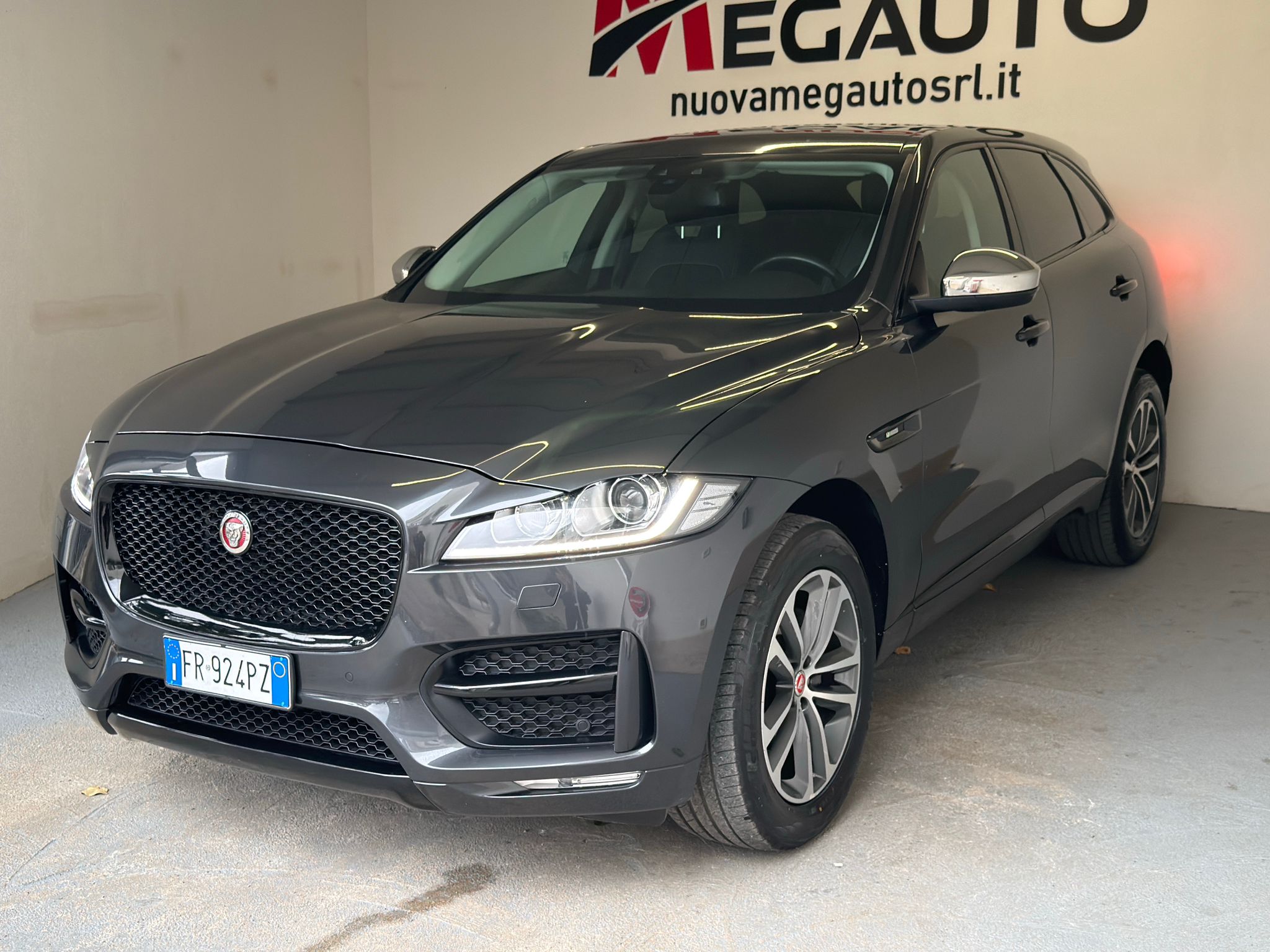 Jaguar F-PACE 20d R-Sport HUNDRED # 11 OF 100