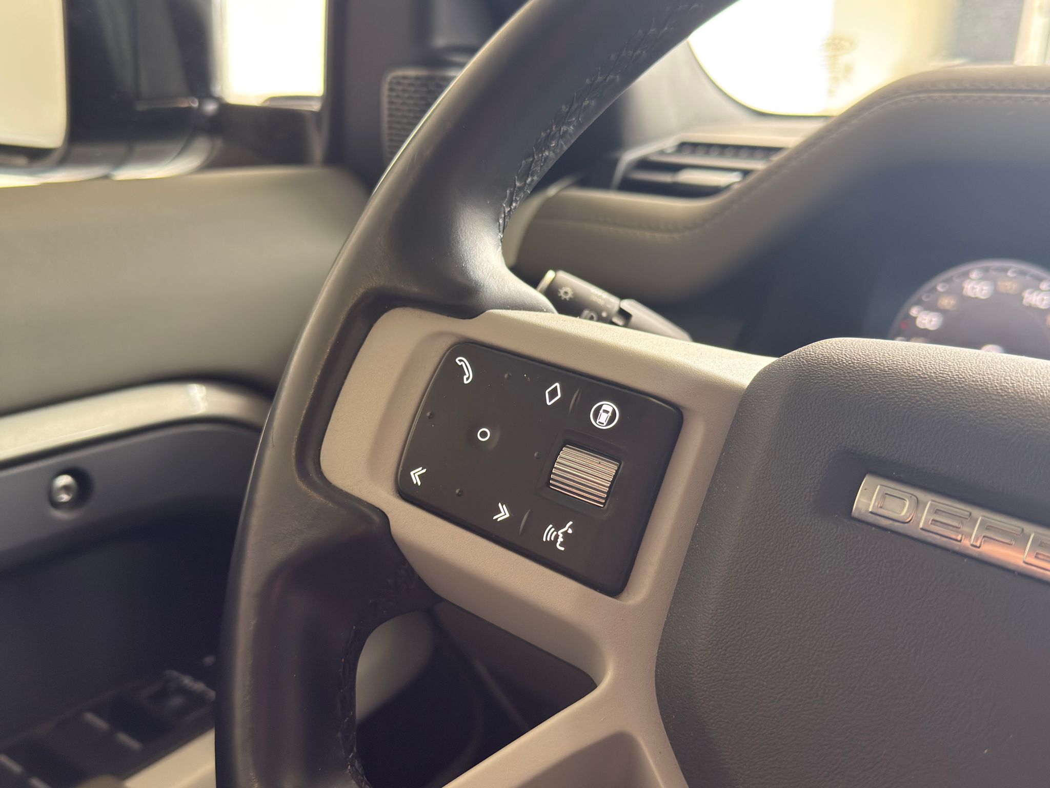 
								Land Rover Defender 110 3.0 D250 Mild-Hybrid X-Dynamic SE full									