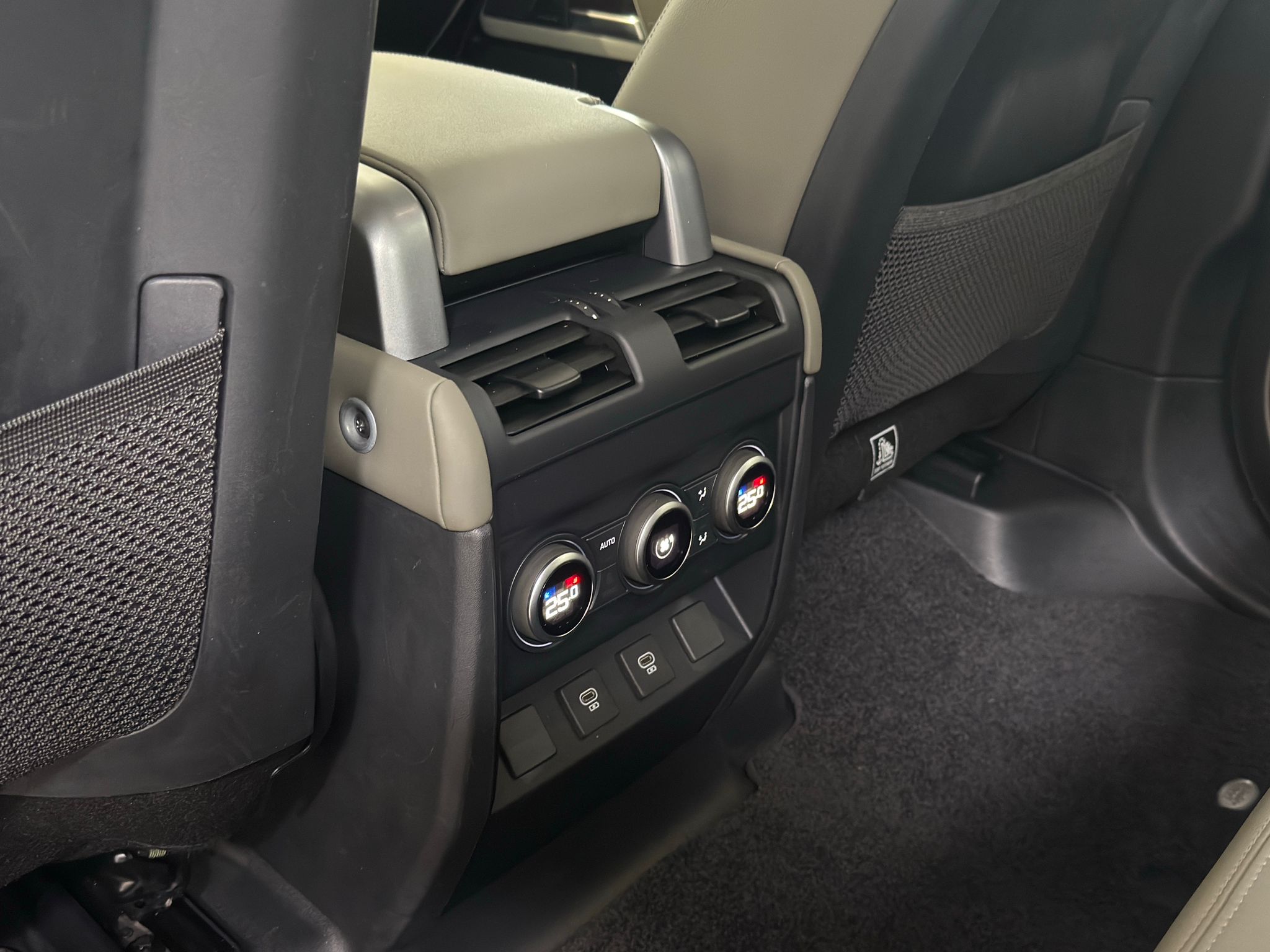 
								Land Rover Defender 110 3.0 D250 Mild-Hybrid X-Dynamic SE full									
