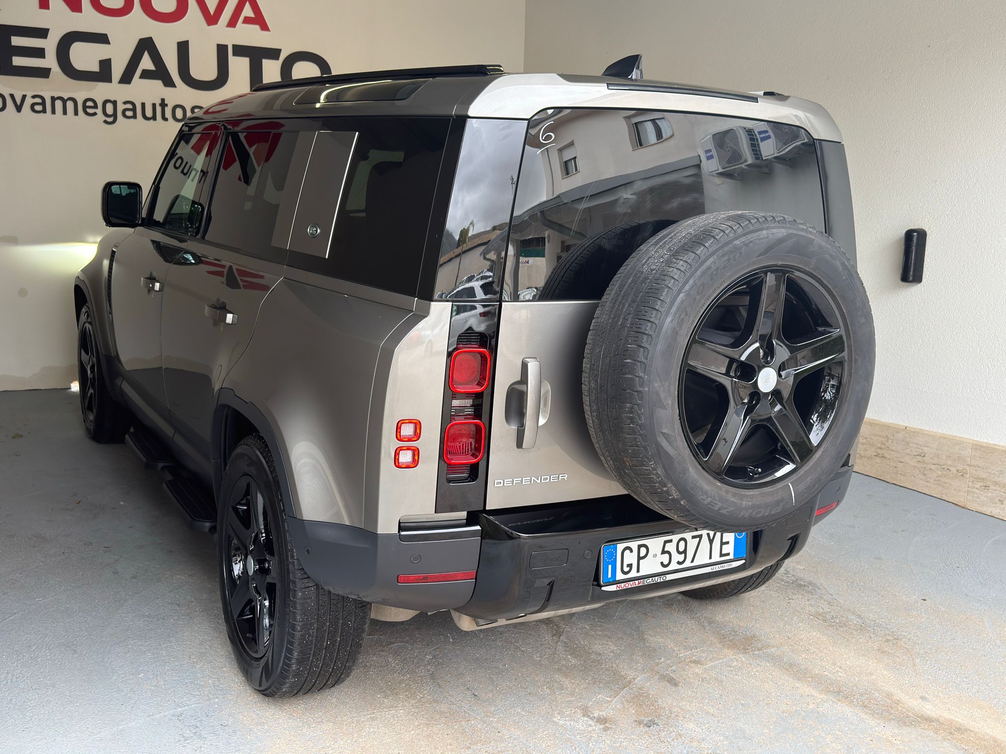 
								Land Rover Defender 110 3.0 D250 Mild-Hybrid X-Dynamic SE full									