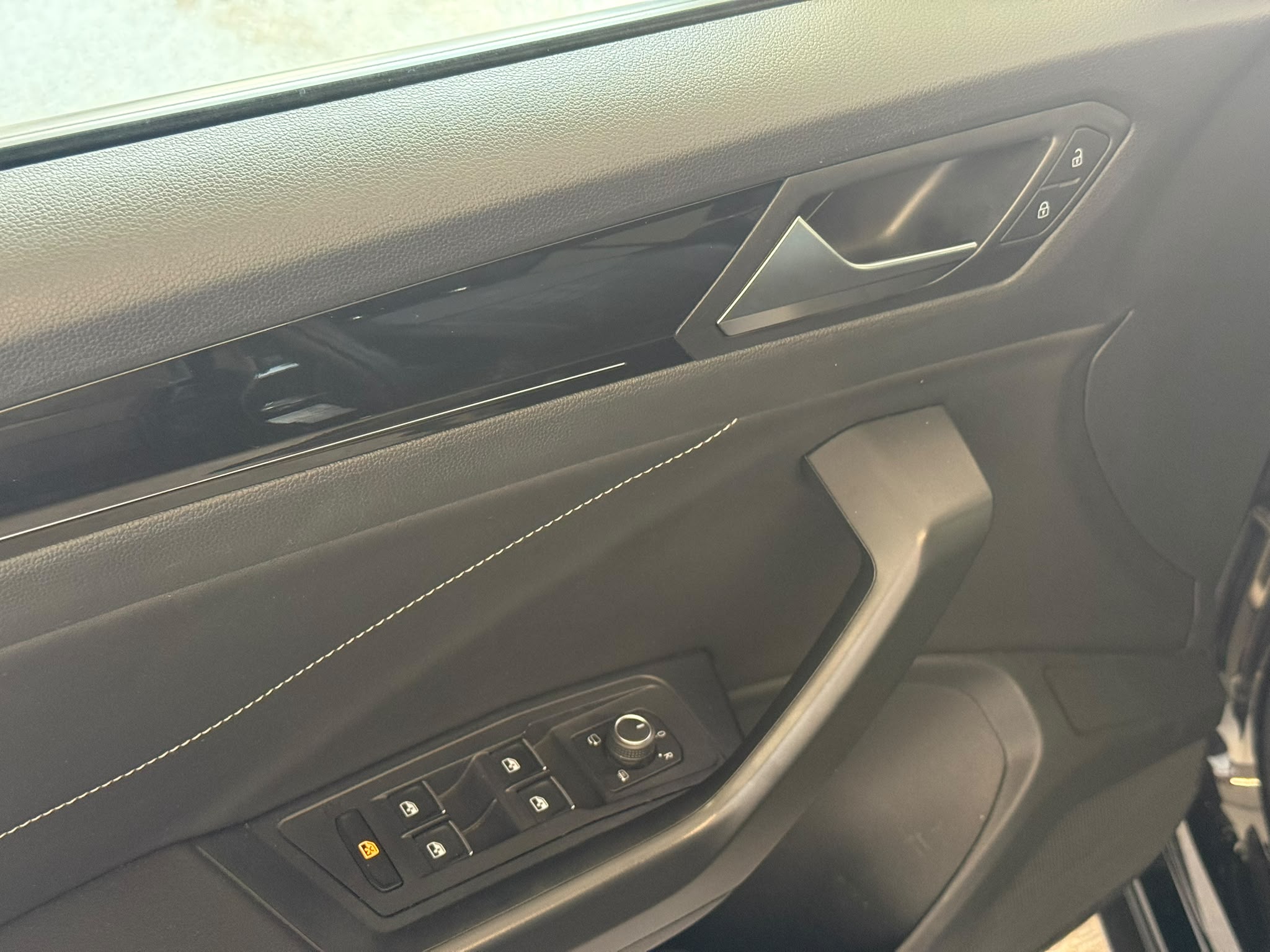 
								Volkswagen T-Roc 2.0 TDI R-Line full									