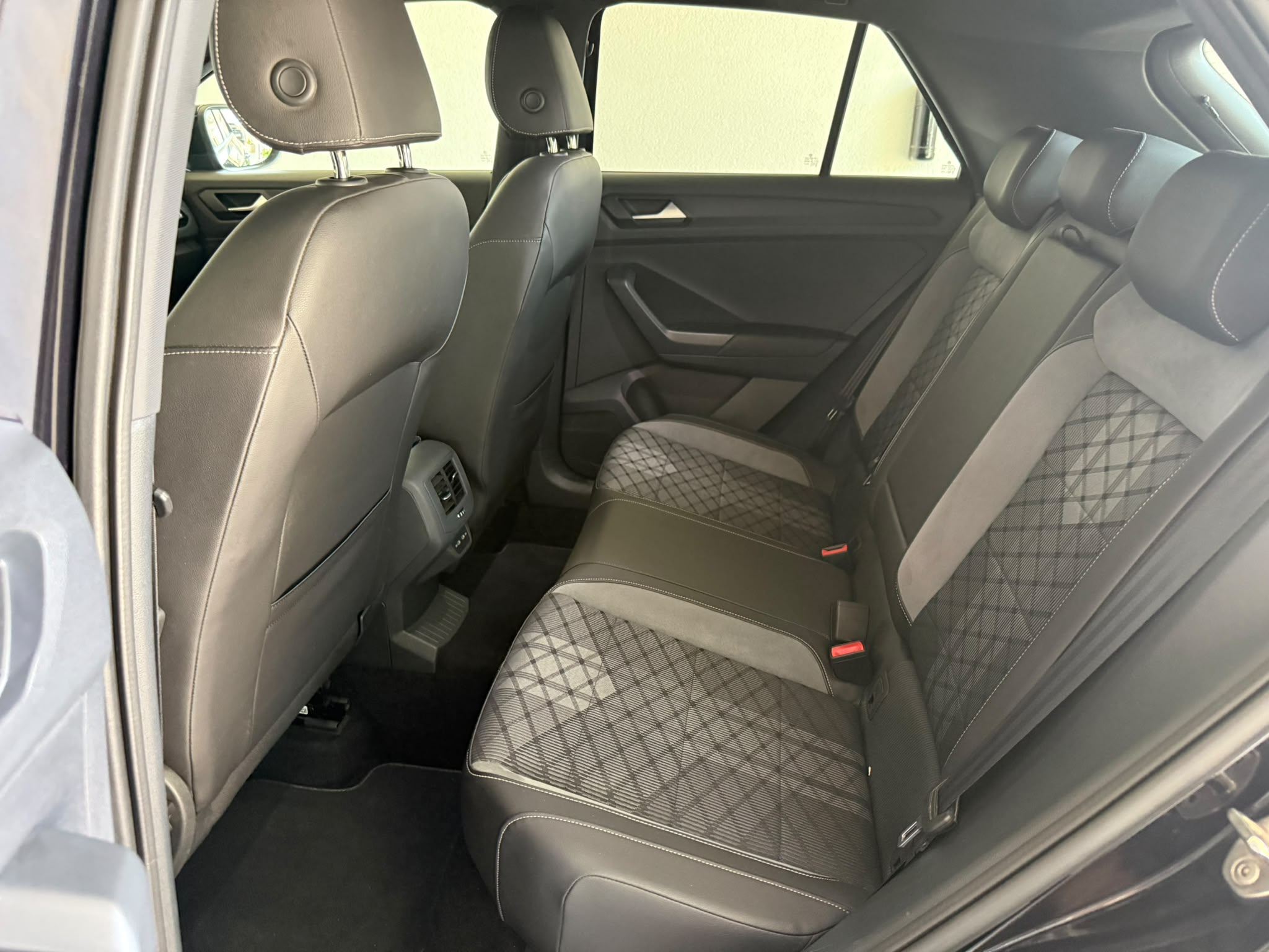 
								Volkswagen T-Roc 2.0 TDI R-Line full									
