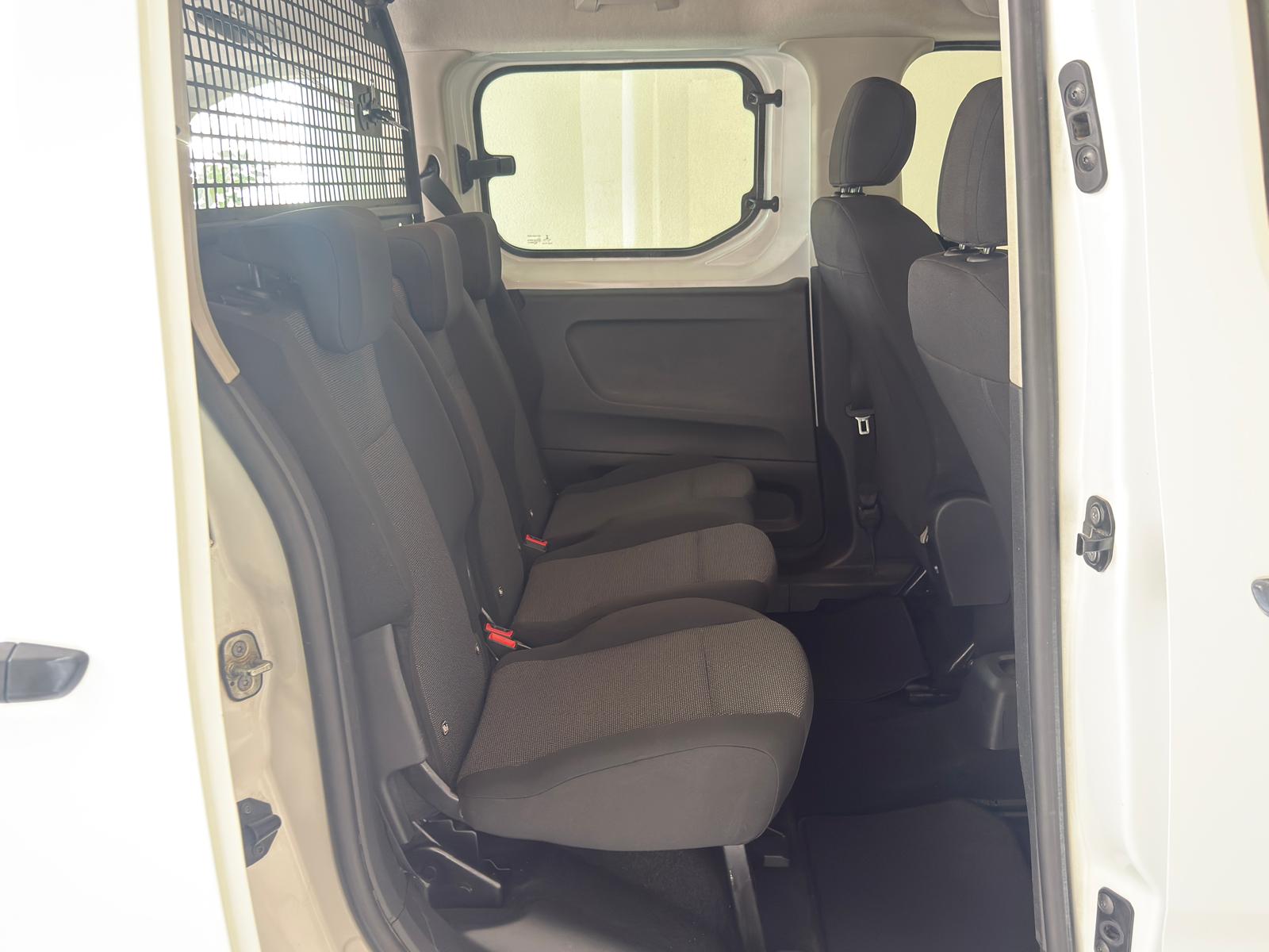 
								Peugeot Rifter 1.5 BlueHDi 100 FAP Active L1 full									