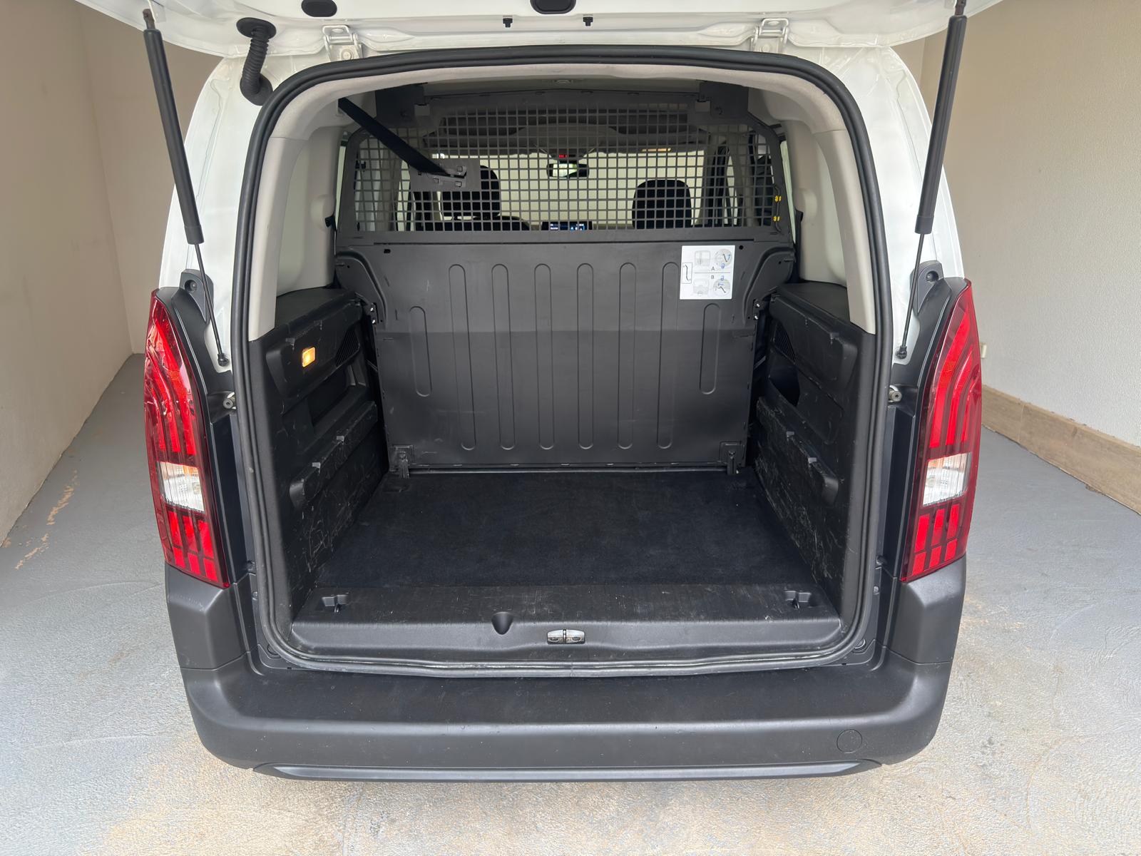 
								Peugeot Rifter 1.5 BlueHDi 100 FAP Active L1 full									