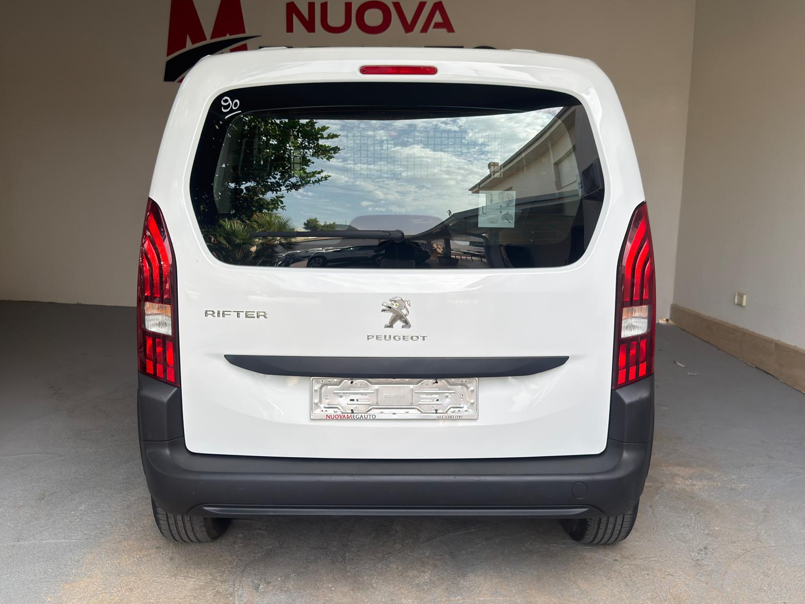 
								Peugeot Rifter 1.5 BlueHDi 100 FAP Active L1 full									