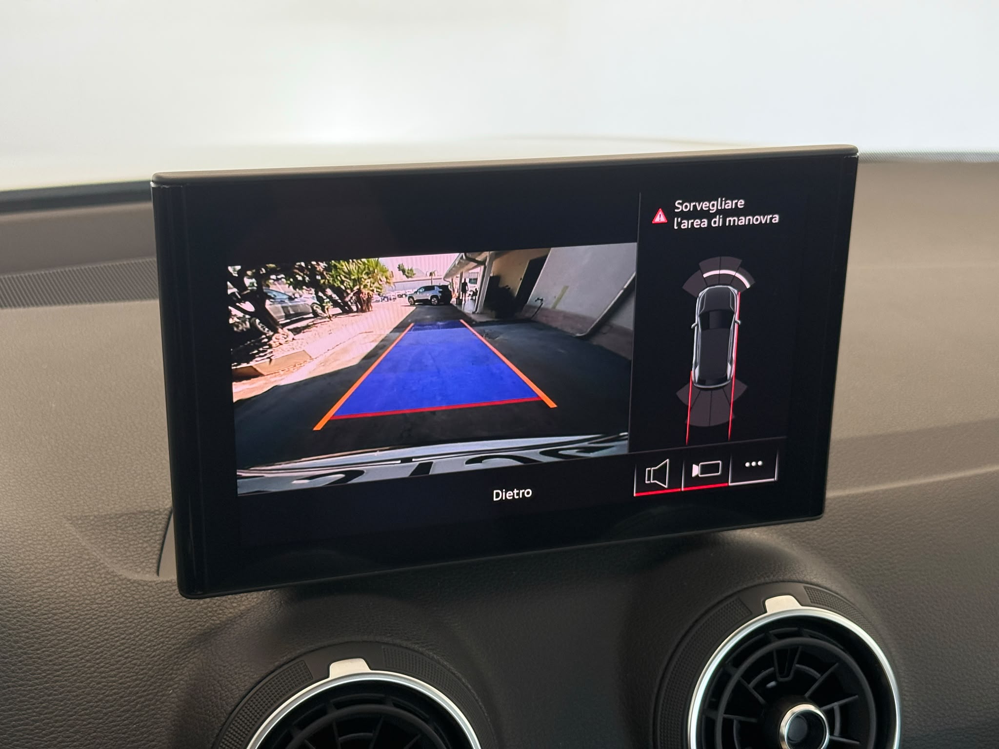 
								Audi Q2 2.0 TDI 30 S line full									