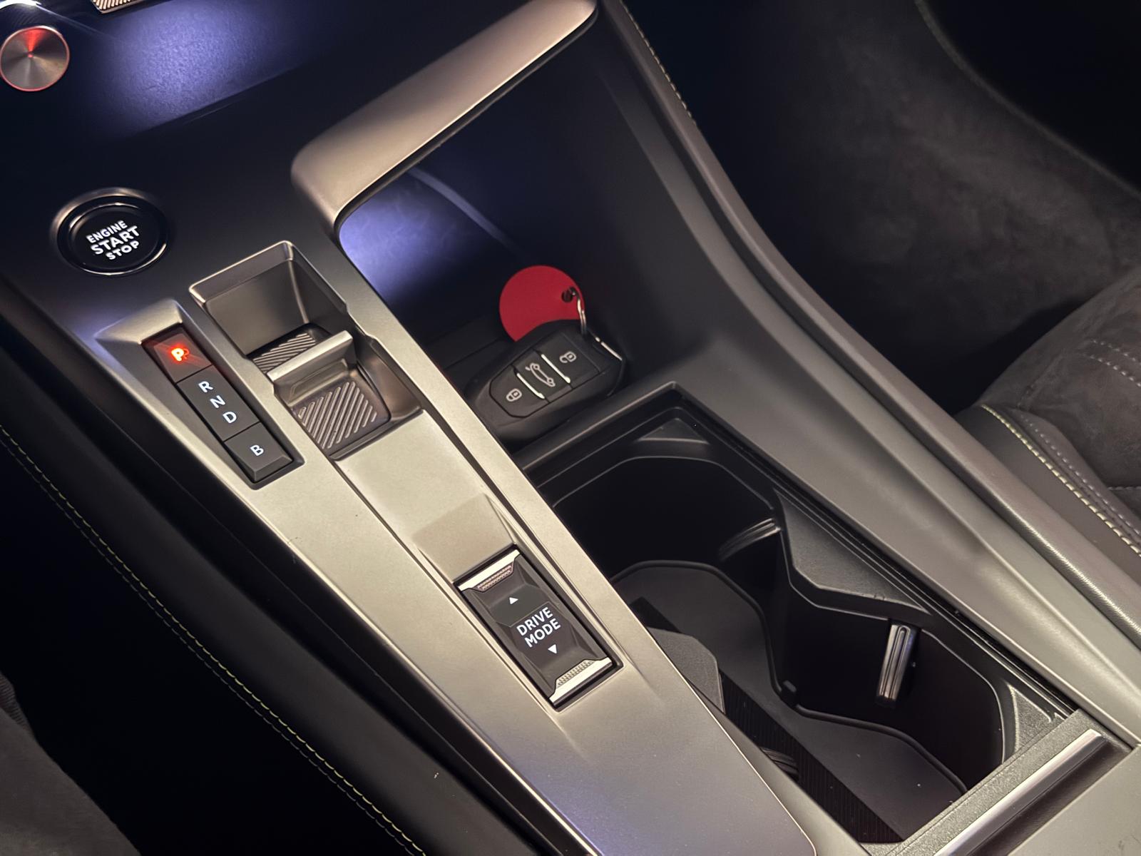 
								Peugeot 308 Hybrid 225 GT full									