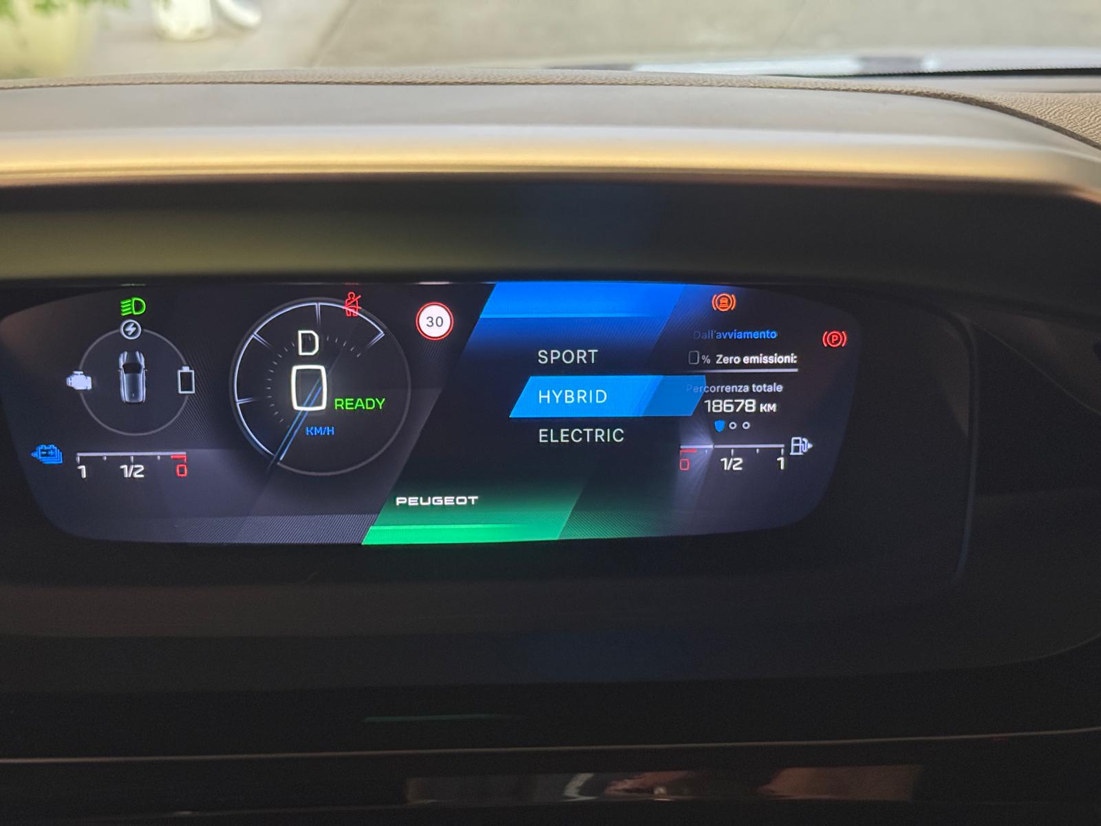 
								Peugeot 308 Hybrid 225 GT full									