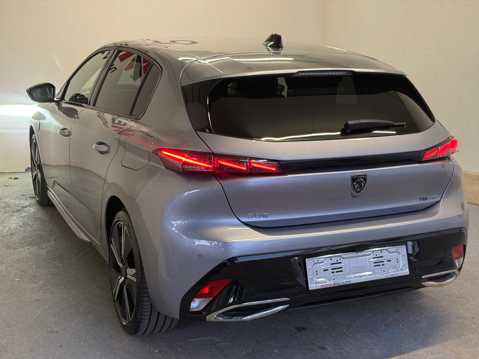 
								Peugeot 308 Hybrid 225 GT full									
