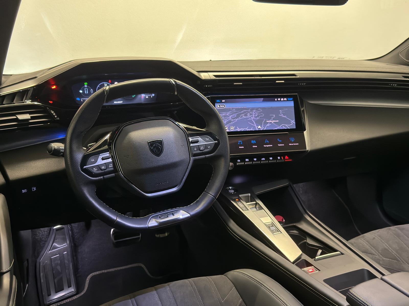 
								Peugeot 308 Hybrid 225 GT full									