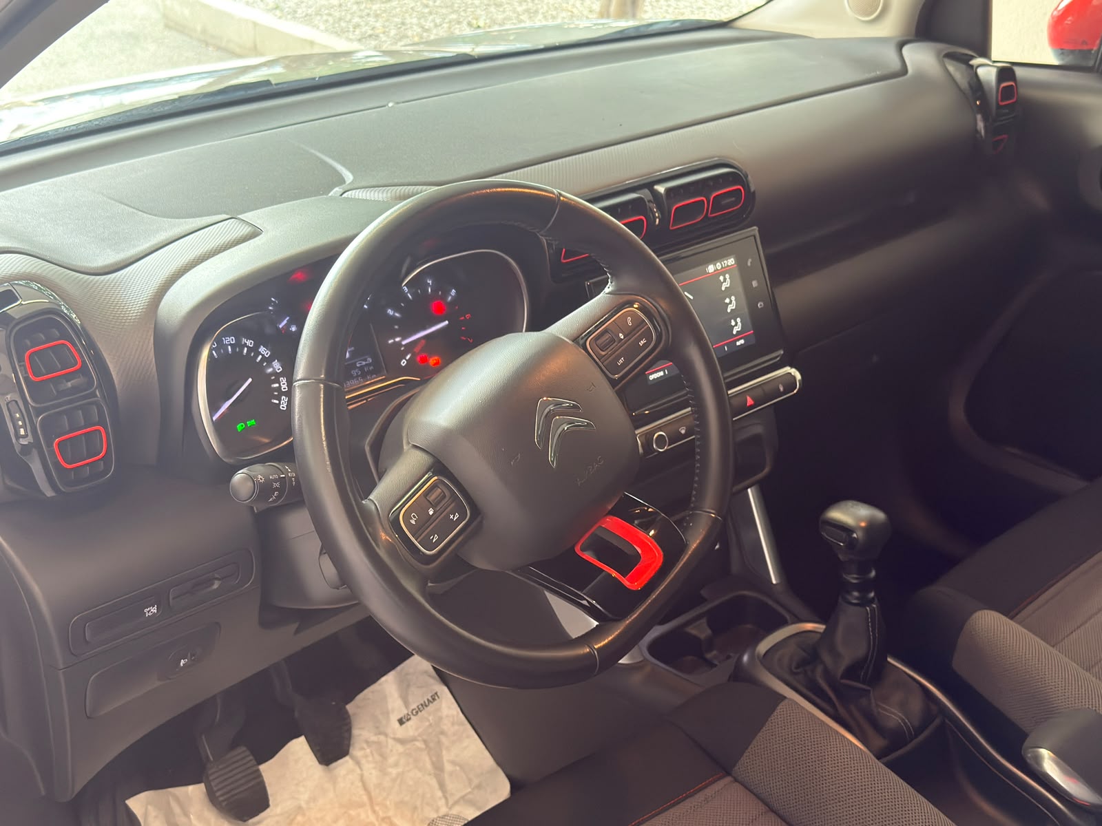 
								Citroen C3 Aircross 1.2 PureTech 110 Shine full									