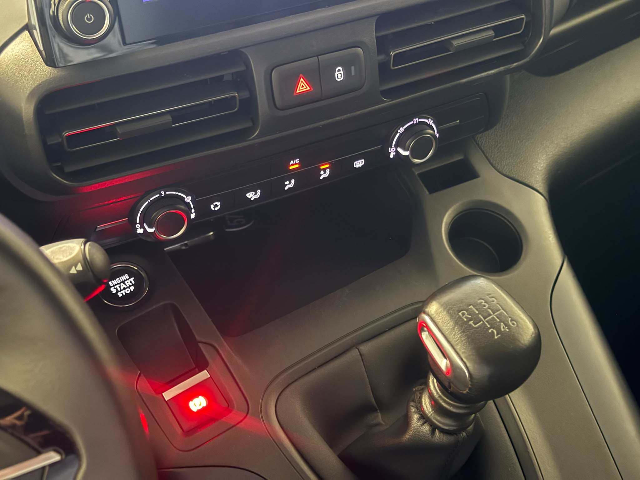 
								Peugeot Rifter 1.5 BlueHDi full									