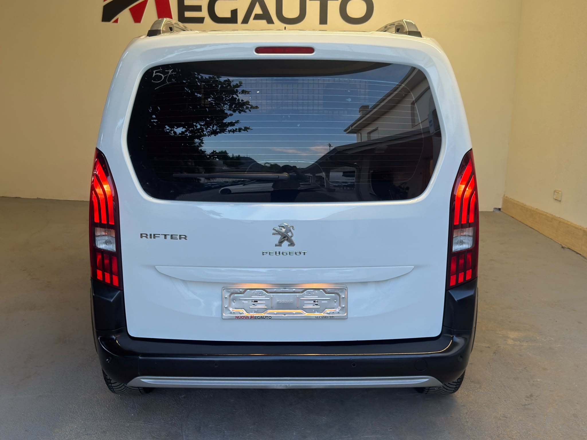 
								Peugeot Rifter 1.5 BlueHDi full									