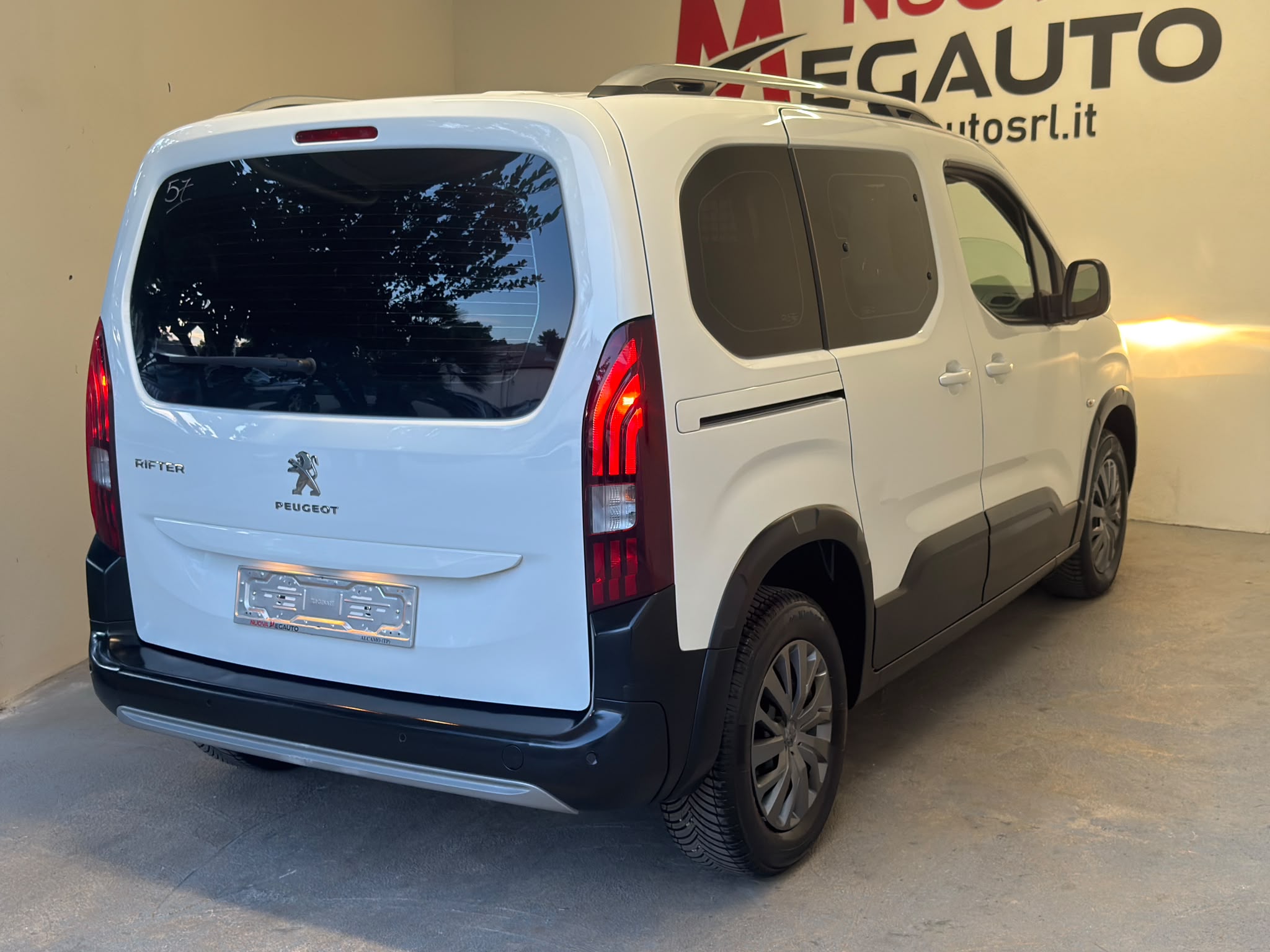 
								Peugeot Rifter 1.5 BlueHDi full									