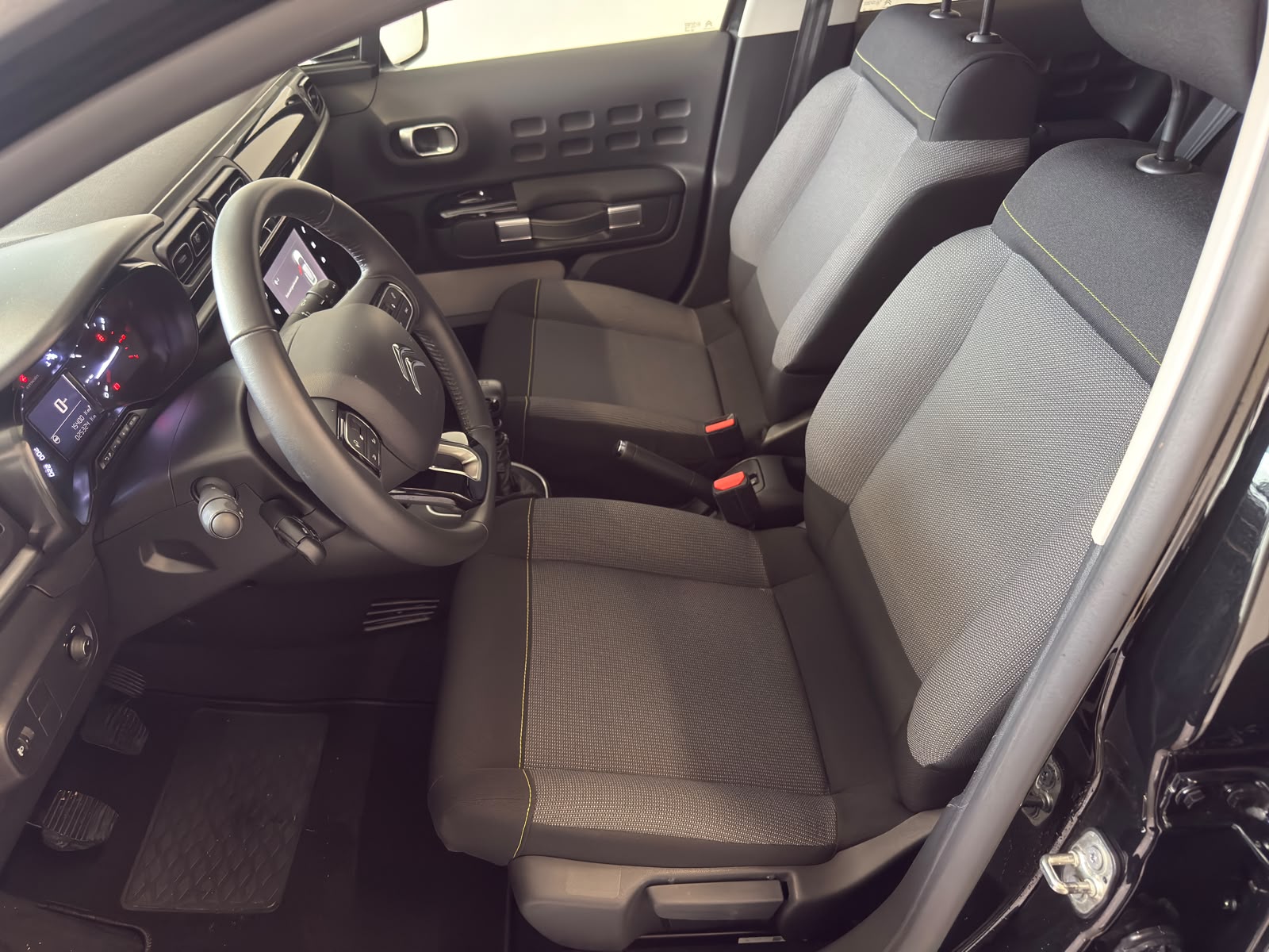 
								Citroen C3 1.2 PureTech 110 Shine full									