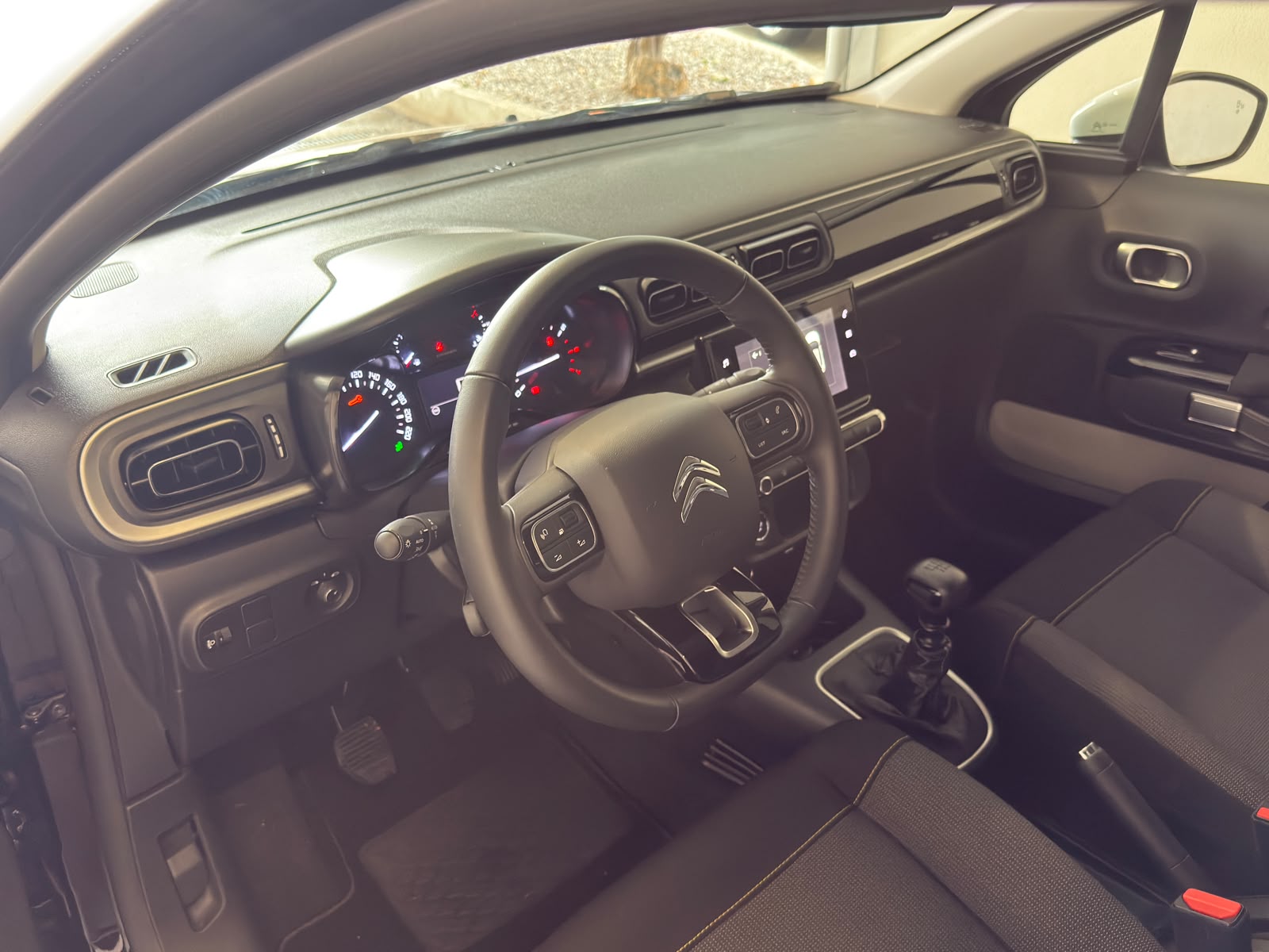 
								Citroen C3 1.2 PureTech 110 Shine full									