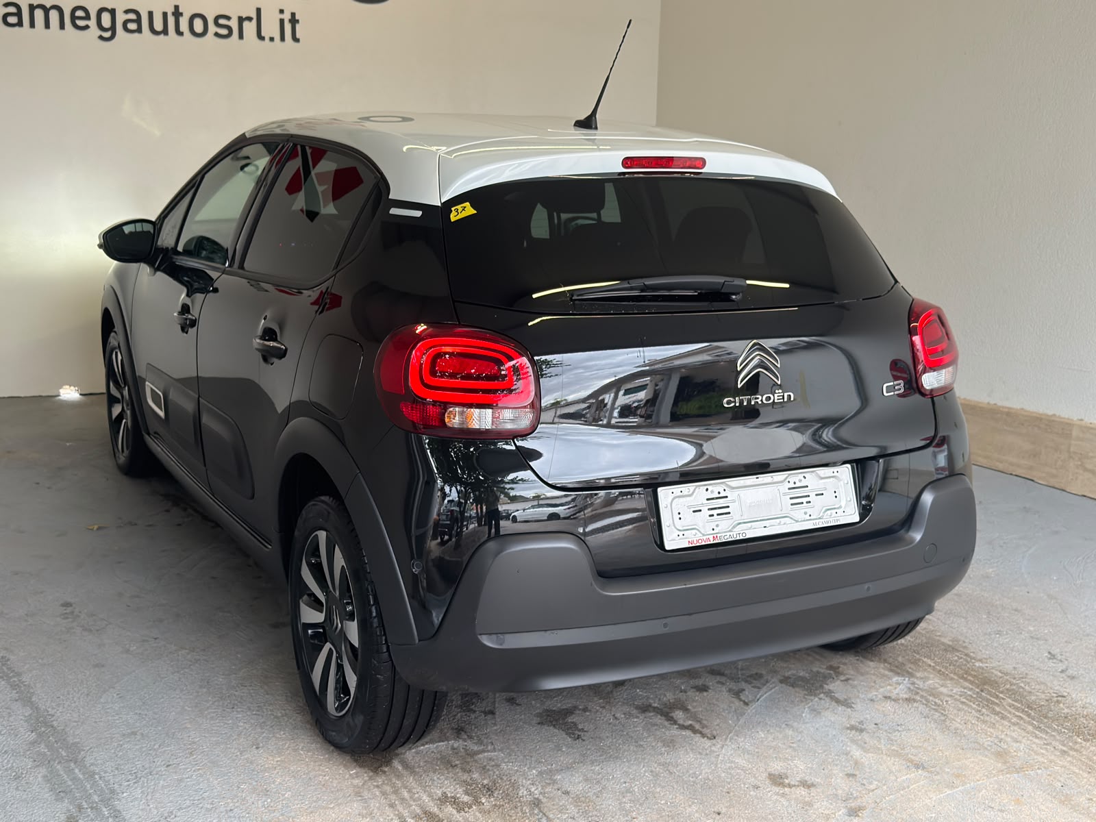 
								Citroen C3 1.2 PureTech 110 Shine full									