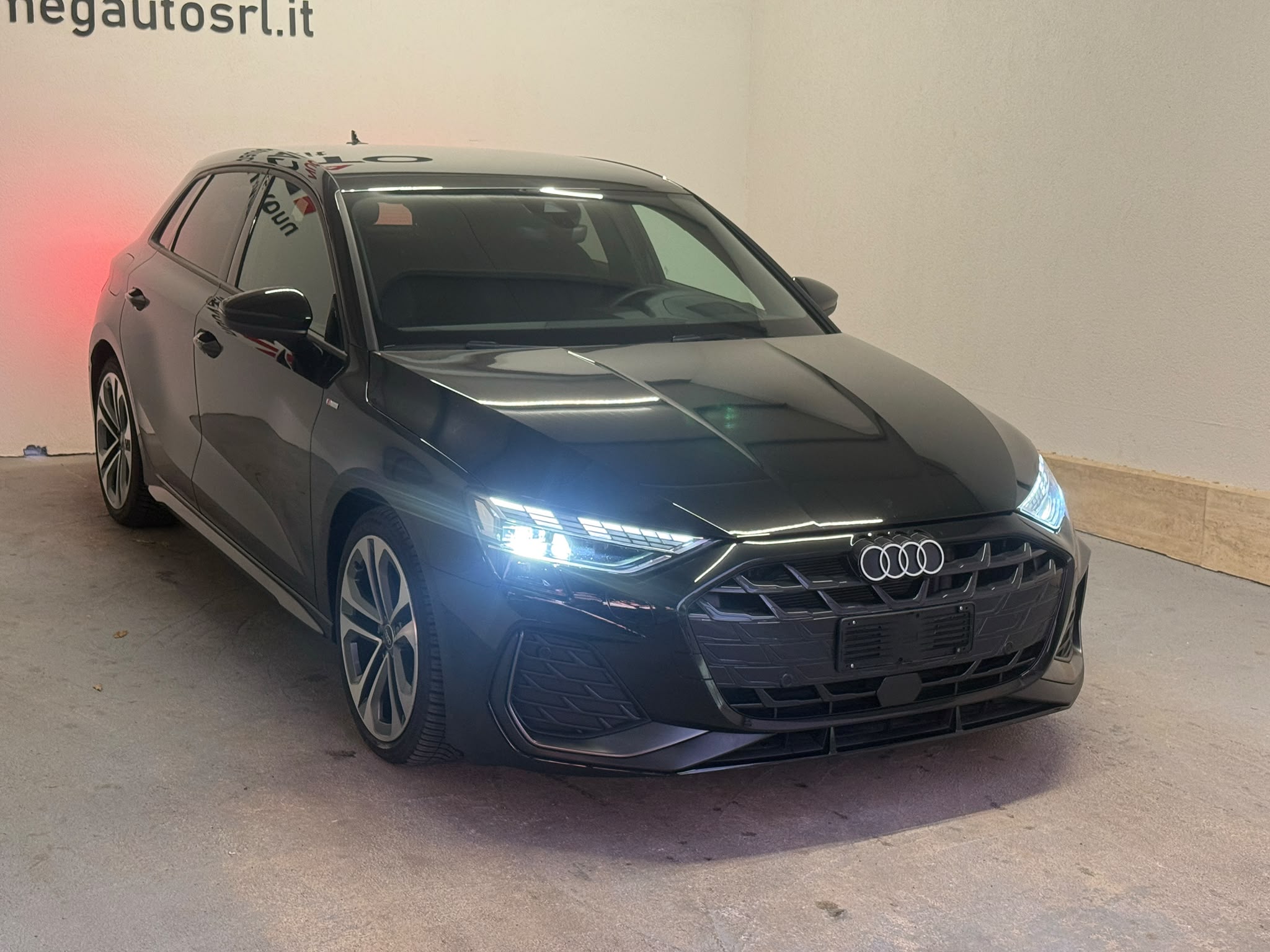 
								Audi A3 Sportback 2.0 TDI 35 S line full									