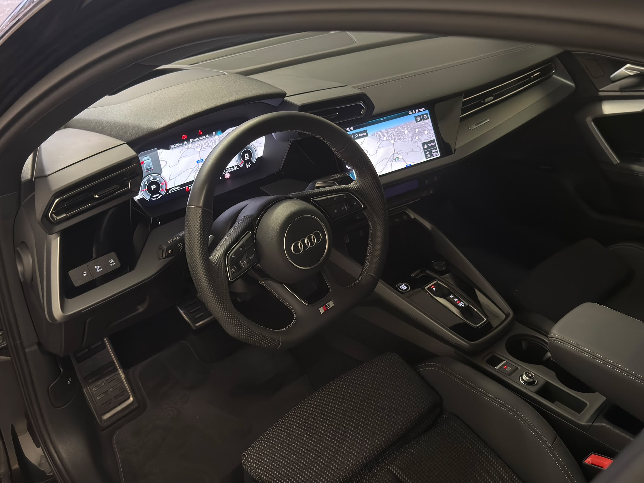 
								Audi A3 Sportback 2.0 TDI 35 S line full									