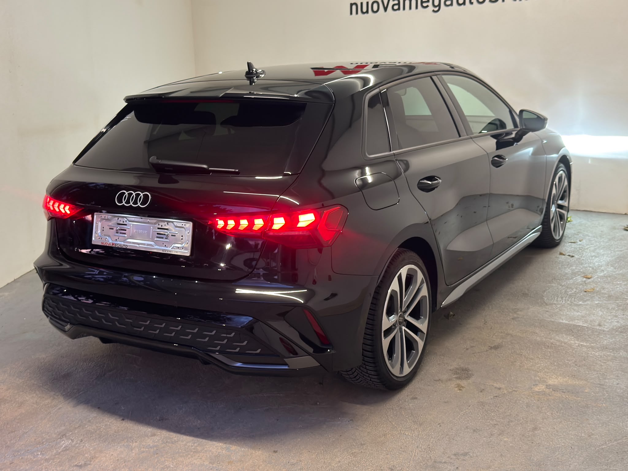 
								Audi A3 Sportback 2.0 TDI 35 S line full									