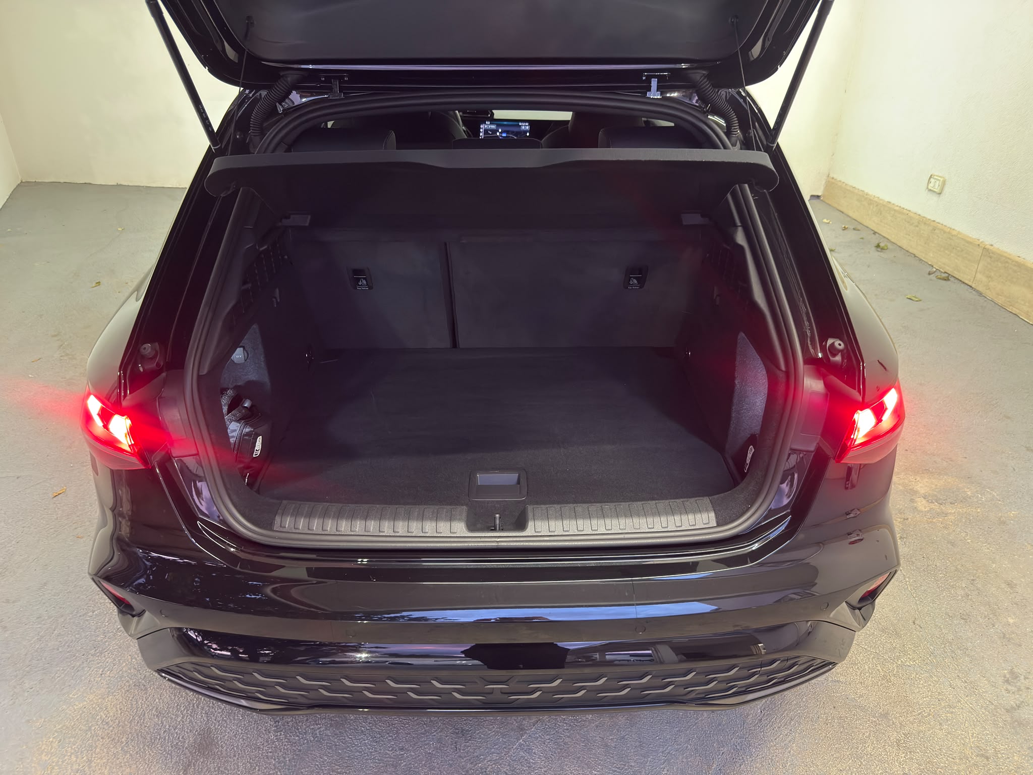 
								Audi A3 Sportback 2.0 TDI 35 S line full									